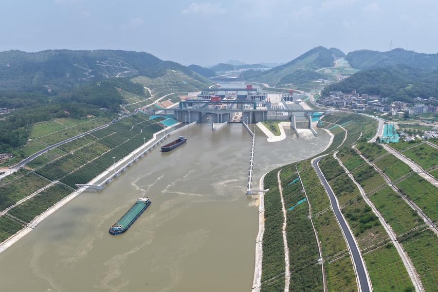 Foto dron bertarikh 12 Ogos 2026 menunjukkan kapal ujian belayar melalui sebuah kunci air di Terusan Pinglu, wilayah autonomi Zhuang Guangxi, selatan China. (Xinhua/Zhou Hua) 