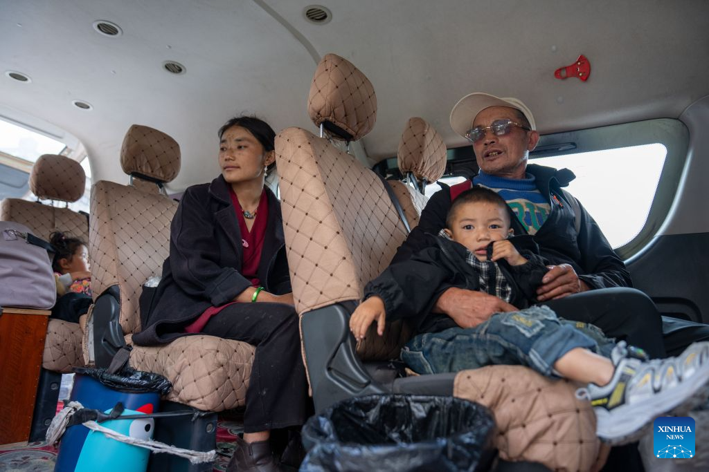 Penduduk bersiap sedia menaiki kenderaan untuk pulang ke rumah dari sebuah tapak penempatan semula sementara di pekan Gyirong, wilayah Xizang, barat daya China, 7 September 2026. (Xinhua/Tenzing Nima Qadhup)