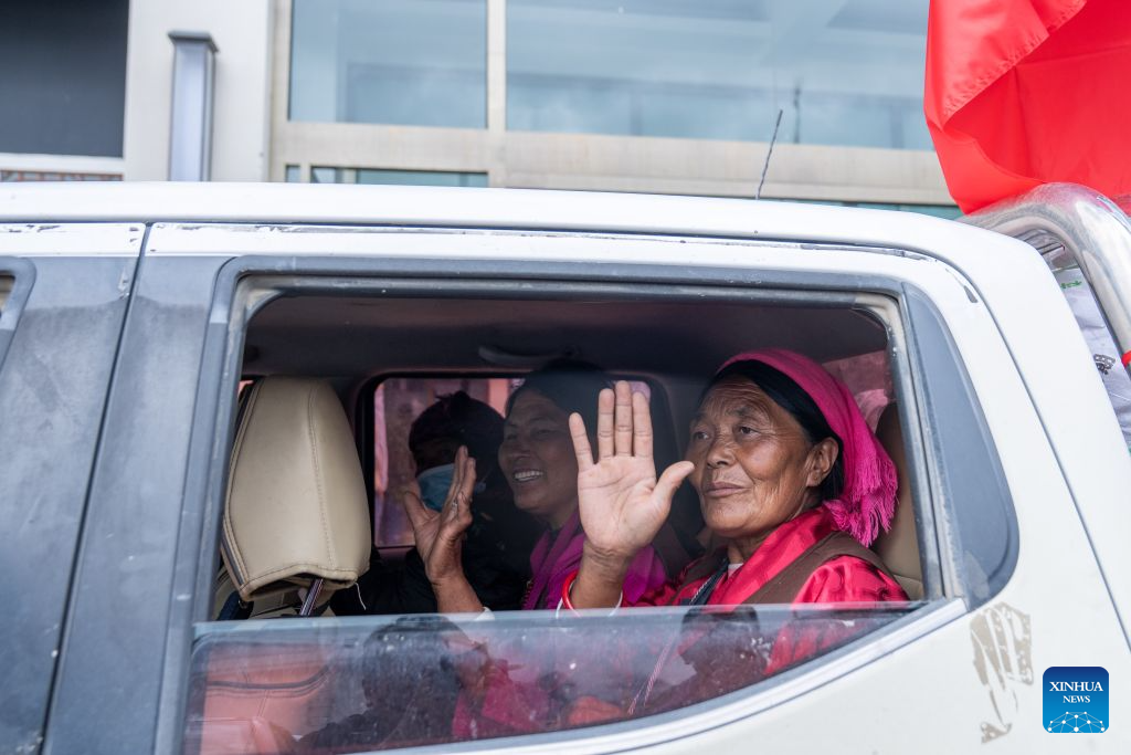 Penduduk bersiap sedia menaiki kenderaan untuk pulang ke rumah dari sebuah tapak penempatan semula sementara di pekan Gyirong, wilayah Xizang, barat daya China, 7 September 2026. (Xinhua/Tenzing Nima Qadhup)