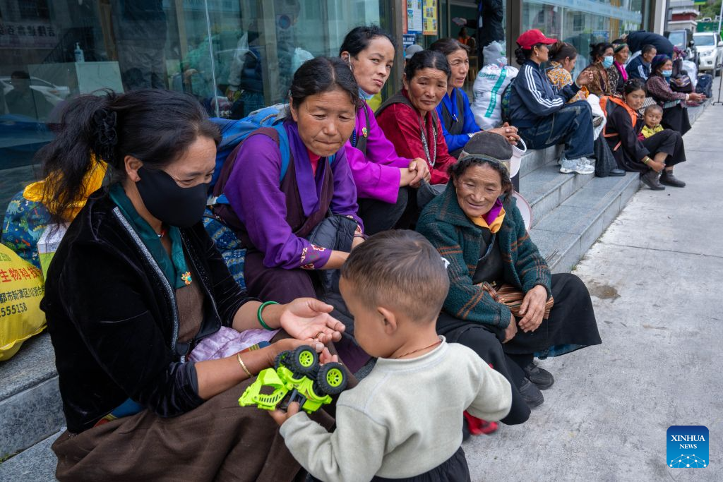 Penduduk menunggu kenderaan untuk membawa mereka pulang ke rumah dari sebuah tapak penempatan semula sementara di pekan Gyirong, wilayah Xizang, barat daya China, 7 September 2026. (Xinhua/Tenzing Nima Qadhup)
