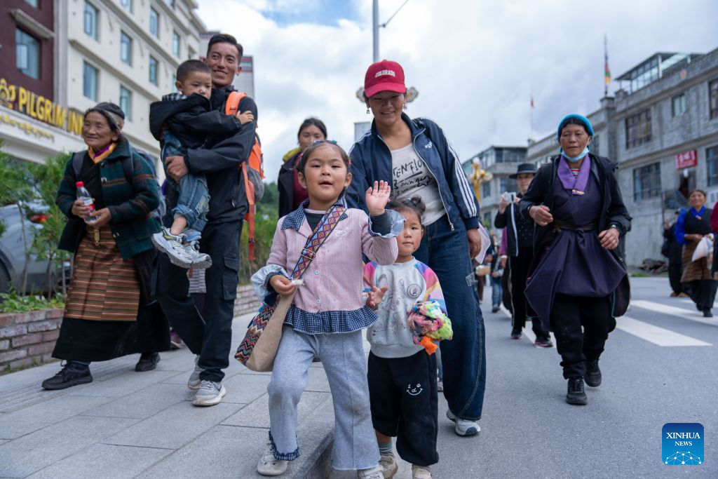 Penduduk bersiap sedia menaiki kenderaan untuk pulang ke rumah dari sebuah tapak penempatan semula sementara di pekan Gyirong, wilayah Xizang, barat daya China, 7 September 2026. (Xinhua/Tenzing Nima Qadhup)