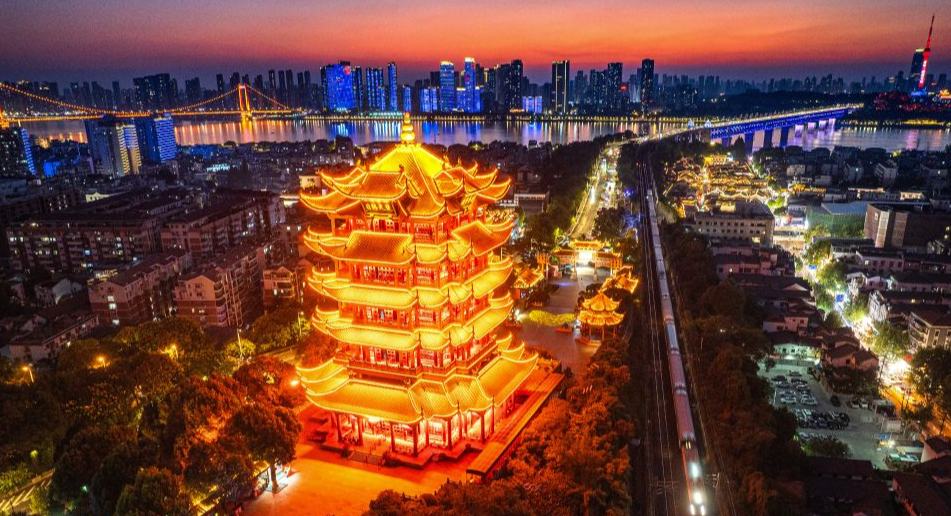 Wuhan Bermandikan Kilau Mentari Terbenam