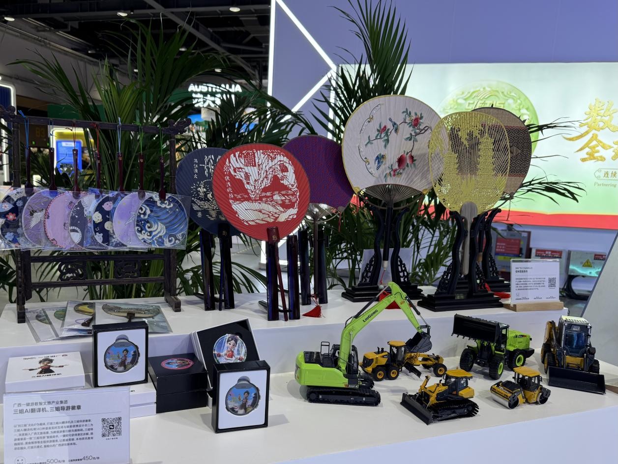 Produk istimewa tempatan dipamerkan di Pavilion Guangxi. (People’s Daily Online/Xie Ying)