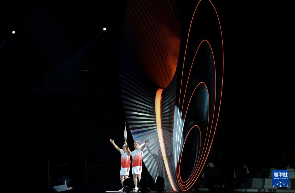 Pembawa obor memlambai kepada penonton pada majlis pembukaan Sukan Asia Aichi-Nagoya 2026, 19 September 2026. (Xinhua)