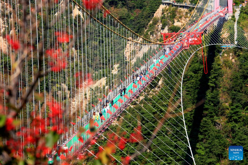 Pelancong berjalan di sebuah jambatan gantung pejalan kaki di pergunungan Yimeng, bandar Linyi, provinsi Shandong, timur China, 7 Oktober 2026. (Foto oleh Wu Jiquan/Xinhua)