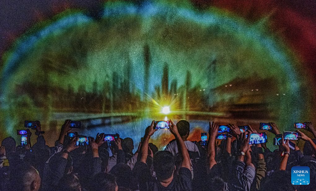 Pelancong menonton wayang skrin air 3D di sebuah tempat peranginan di bandar Jiaozhou, provinsi Shandong, timur China, 6 Oktober 2026. (Foto oleh Wang Zhaomai/Xinhua)