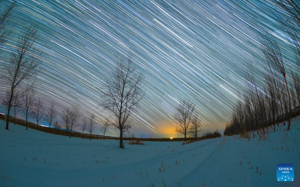 Foto komposit bertarikh 26 Januari 2026 ini menunjukkan pemandangan langit berbintang di bandar Fujin, provinsi Heilongjiang, utara China. (Foto oleh Geng Xiqing/Xinhua)