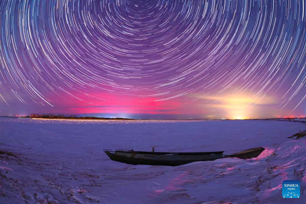 Foto komposit bertarikh 20 Januari 2026 ini menunjukkan pemandangan langit berbintang di bandar Fujin, provinsi Heilongjiang, utara China. (Foto oleh Qu Yubao/Xinhua)
