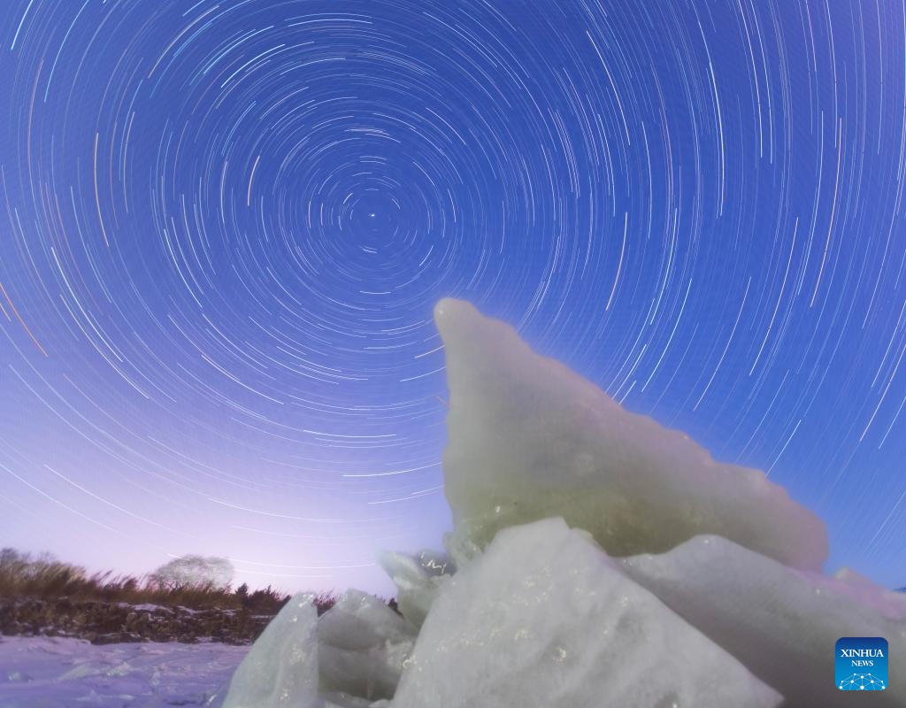 Foto komposit bertarikh 25 Januari 2026 ini menunjukkan pemandangan langit berbintang di kaunti Tangyuan, bandar Jiamusi, provinsi Heilongjiang, utara China. (Foto oleh Zhu Zongqiang/Xinhua)