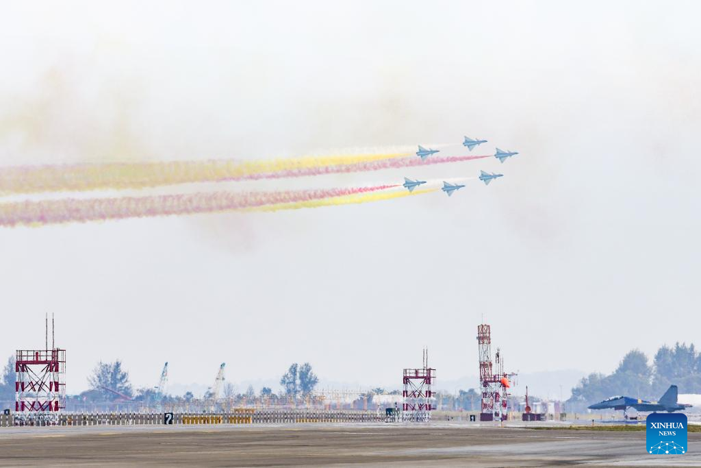 Pada 1 Februari 2026, pesawat milik Tim Aerobatik Bayi Angkatan Udara Tentera Pembebasan Rakyat (PLA) China telah menjalankan penerbangan pengesahan semasa pratonton media sebelum penganjuran edisi ke-10 Singapore Airshow. Pertunjukan udara itu akan berlangsung pada 3 hingga 8 Februari di Singapura. Penampilan kali ini merupakan yang pertama buat pasukan tersebut sejak edisi ketujuh pada Februari 2020. (Foto oleh Zhu Jianghai/Xinhua)