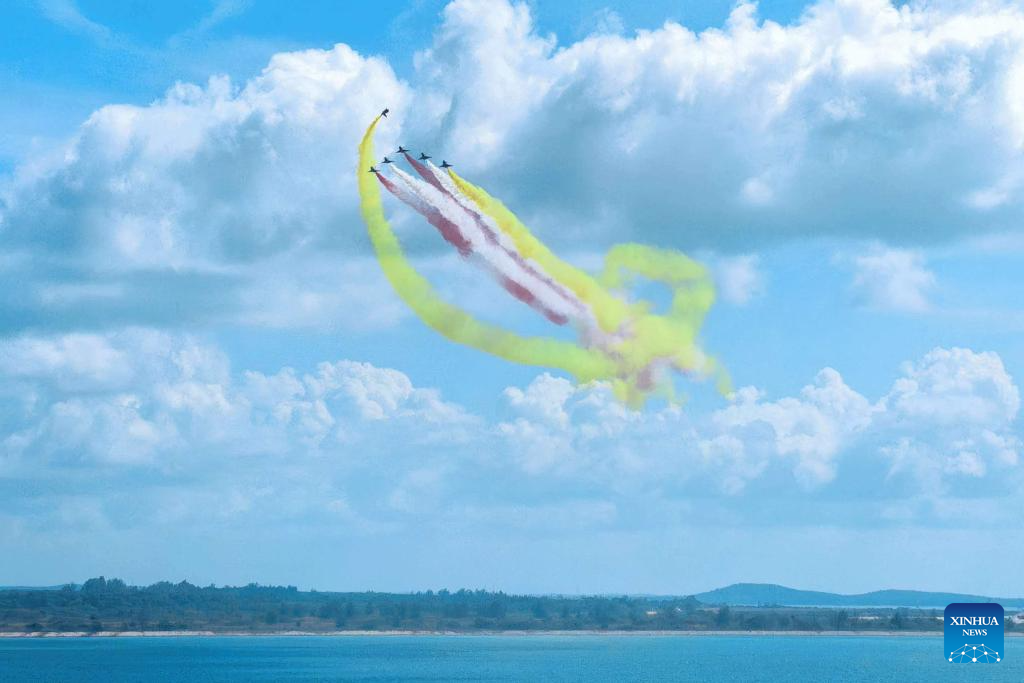 Pada 1 Februari 2026, pesawat milik Tim Aerobatik Bayi Angkatan Udara Tentera Pembebasan Rakyat (PLA) China telah menjalankan penerbangan pengesahan semasa pratonton media sebelum penganjuran edisi ke-10 Singapore Airshow. Pertunjukan udara itu akan berlangsung pada 3 hingga 8 Februari di Singapura. Penampilan kali ini merupakan yang pertama buat pasukan tersebut sejak edisi ketujuh pada Februari 2020. (Foto oleh Zhu Jianghai/Xinhua)