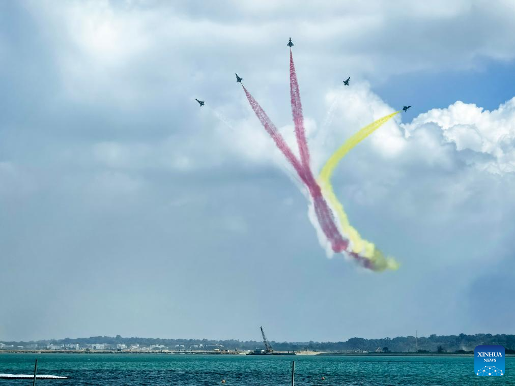 Pada 1 Februari 2026, pesawat milik Tim Aerobatik Bayi Angkatan Udara Tentera Pembebasan Rakyat (PLA) China telah menjalankan penerbangan pengesahan semasa pratonton media sebelum penganjuran edisi ke-10 Singapore Airshow. Pertunjukan udara itu akan berlangsung pada 3 hingga 8 Februari di Singapura. Penampilan kali ini merupakan yang pertama buat pasukan tersebut sejak edisi ketujuh pada Februari 2020. (Foto oleh Zhu Jianghai/Xinhua)