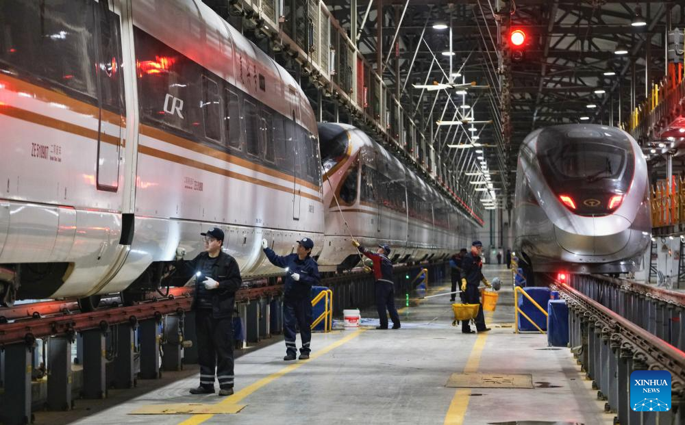 Pekerja memeriksa gerabak kereta api di sebuah depoh penyenggaraan di Tianjin, utara China. (Yang Baosen/Xinhua)