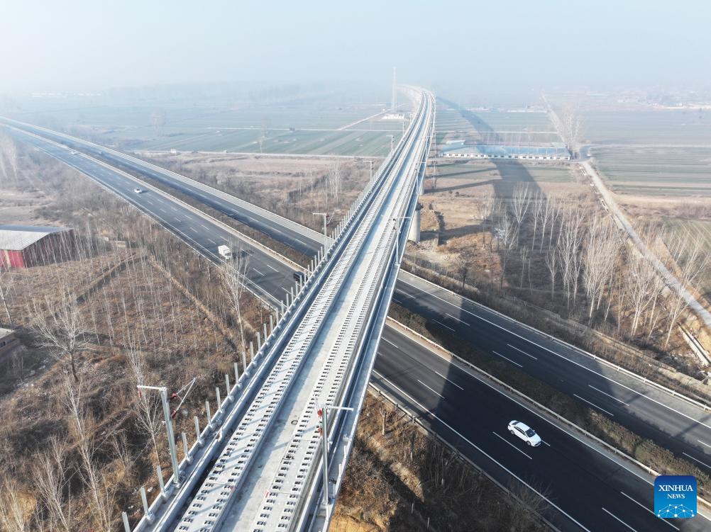 Foto dron bertarikh 1 Februari 2026 menunjukkan lintasan kereta api berkelajuan tinggi Xiong'an-Xinzhou di atas lebuh raya Beijing-Kunming di provinsi Hebei, utara China. (Xinhua/Zhu Xudong)