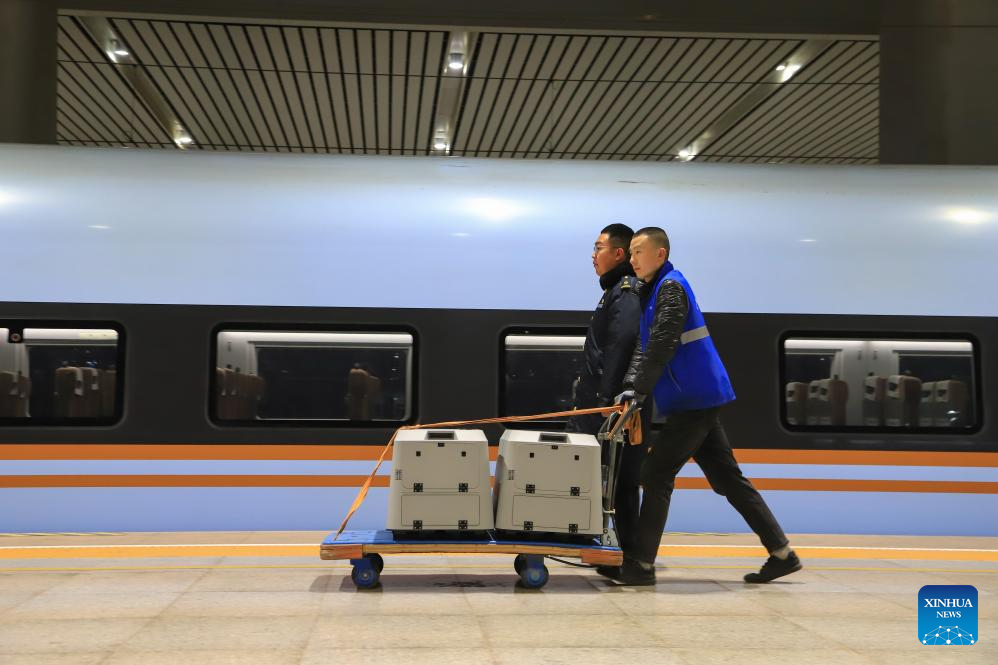 Kakitangan bersedia untuk memuatkan penumpang berkaki empat ke dalam kereta api laju di Stesen Kereta Api Barat Lanzhou, provinsi Gansu, barat laut China, 1 Februari 2026. (Photo by Wang Guanghui/Xinhua)