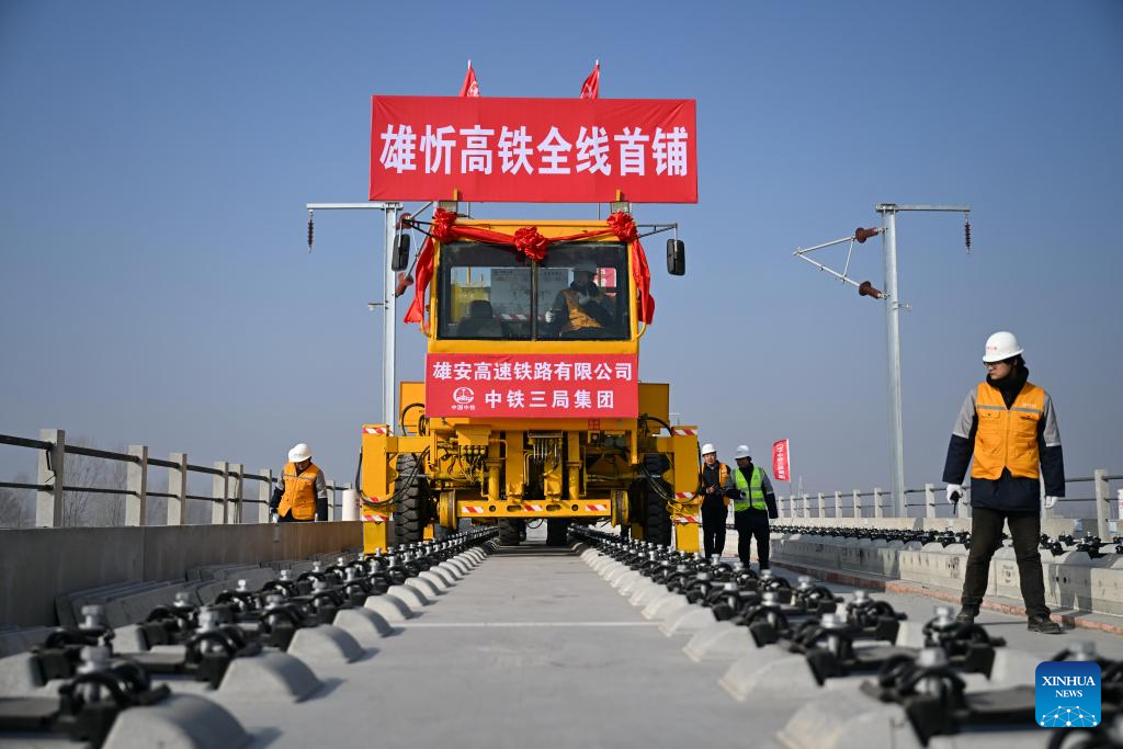 Pekerja bertugas di tapak pembinaan landasan kereta api berkelajuan tinggi Xiong'an-Xinzhou di Baoding, provinsi Hebei, utara China, 1 Februari 2026. (Xinhua/Mu Yu)