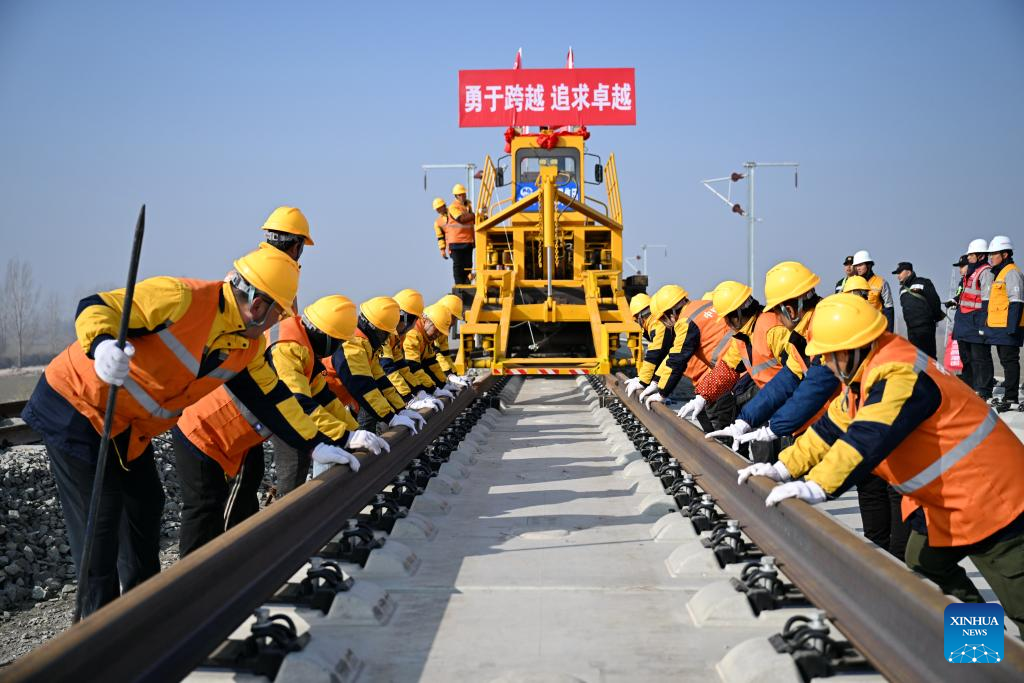 Pekerja bertugas di tapak pembinaan landasan kereta api berkelajuan tinggi Xiong'an-Xinzhou di Baoding, provinsi Hebei, utara China, 1 Februari 2026. (Xinhua/Mu Yu)