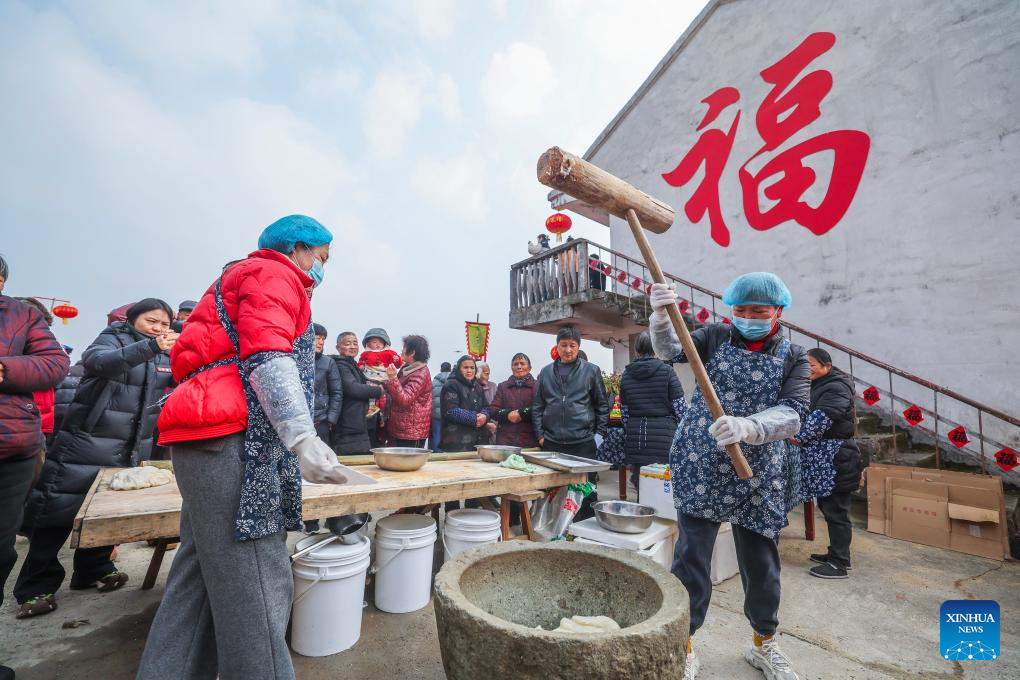 Penduduk membuat kek tepung beras di kampung Mojiaqiao, Hangzhou, provinsi Zhejiang, timur China, 2 Februari 2026. (Xinhua/Xu Yu)