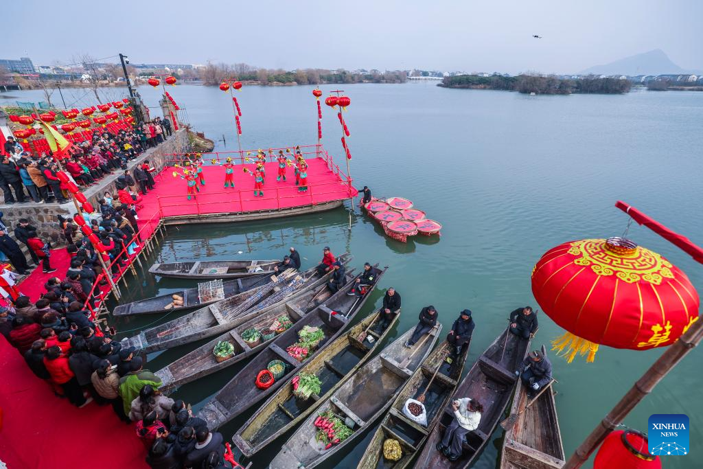 Penduduk menonton persembahan opera pekan air tradisional di kampung Mojiaqiao, Hangzhou, provinsi Zhejiang, timur China, 2 Februari 2026. (Xinhua/Xu Yu)