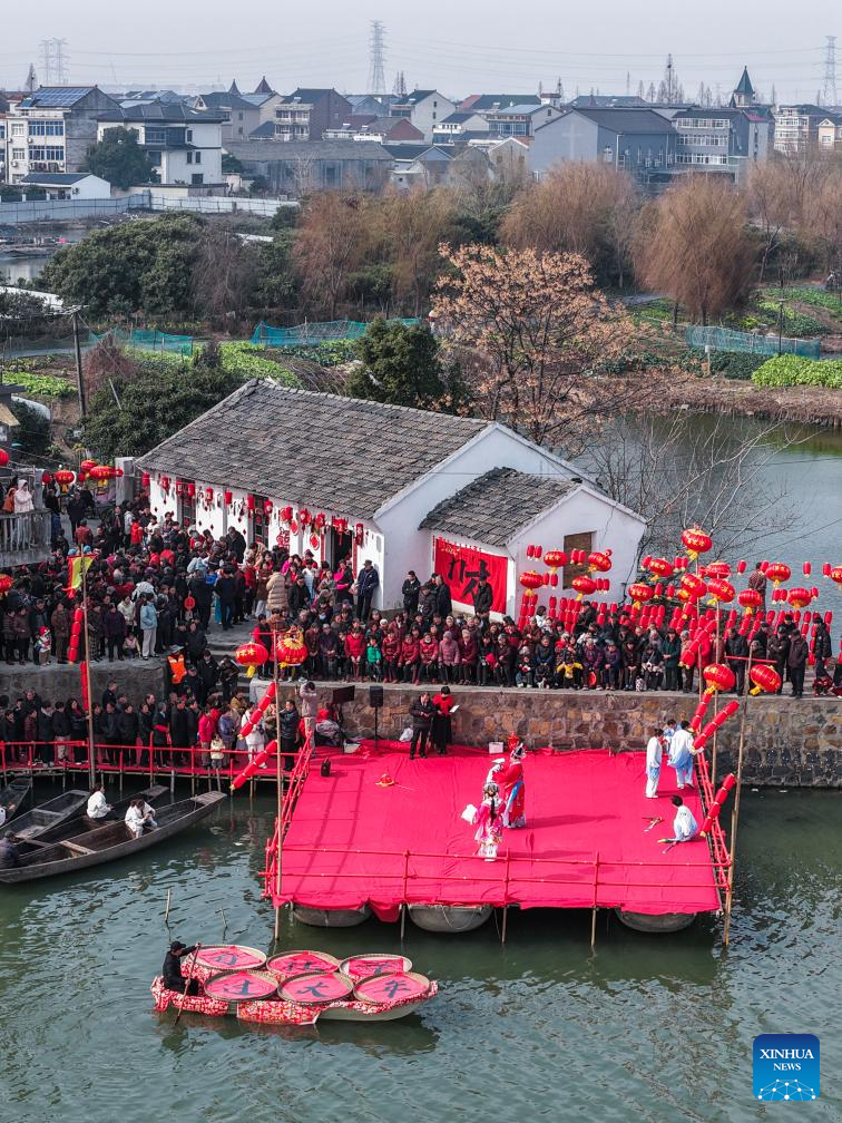 Foto dron menunjukkan penduduk menonton persembahan opera pekan air tradisional di kampung Mojiaqiao, Hangzhou, provinsi Zhejiang, timur China, 2 Februari 2026. (Xinhua/Xu Yu)