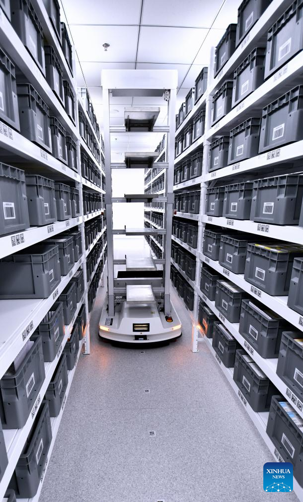 Sebuah robot membawa ubat-ubatan ke mesin pendispens automatik sepenuhnya di farmasi pintar Hospital Anzhen Beijing cawangan Tongzhou, di ibu negara China, 3 Februari 2026. (Xinhua/Li Xin)