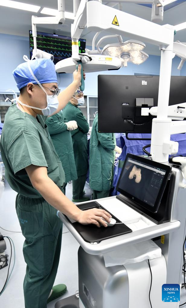 Pakar menjalankan pembedahan ortopedik menggunakan sistem robotik di Hospital Anzhen Beijing cawangan Tongzhou, di ibu negara China, 3 Februari 2026. (Xinhua/Li Xin)