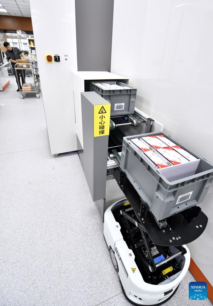 Sebuah robot membawa ubat-ubatan ke mesin pendispens automatik sepenuhnya di farmasi pintar Hospital Anzhen Beijing cawangan Tongzhou, di ibu negara China, 3 Februari 2026. (Xinhua/Li Xin)