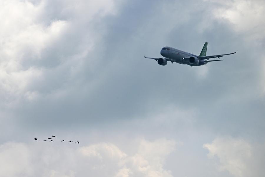Pesawat C919 Perbadanan Pesawat Komersial China (COMAC) beraksi semasa pratonton media bagi edisi ke-10 Pertunjukan Udara Singapura, 1 Februari 2026. (Foto oleh Then Chih Wey/Xinhua)