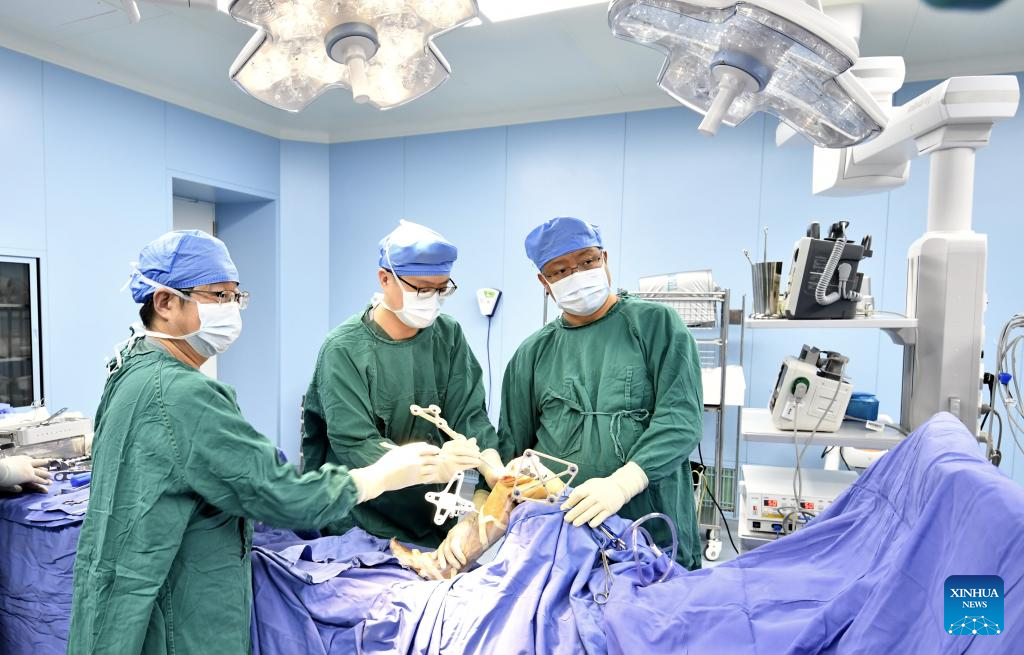 Pakar menjalankan pembedahan ortopedik menggunakan sistem robotik di Hospital Anzhen Beijing cawangan Tongzhou, di ibu negara China, 3 Februari 2026. (Xinhua/Li Xin)