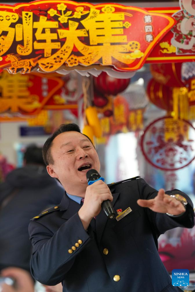 Seorang pelayan membuat persembahan di sebuah “bazar dalam tren” di provinsi Heilongjiang, timur laut China, 4 Februari 2026. (Xinhua/Wang Song)