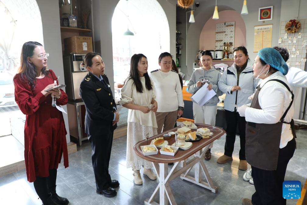 Orang ramai menyertai pertandingan artisan “naipi” atau kulit susu tradisional Mongol di Wushen Banner, bandar Ordos, wilayah autonomi Mongolia Dalam, utara China, 28 November 2025. (Foto oleh Wang Dongxu/Xinhua)