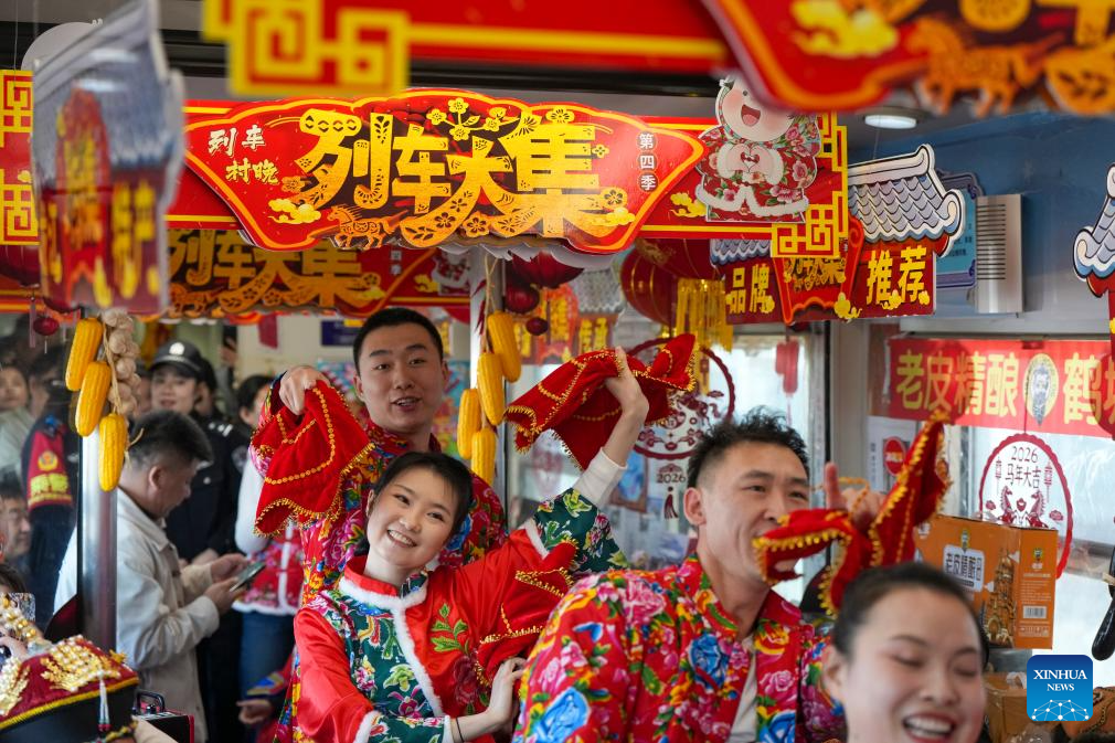 Pelayan berpakaian tradisional membuat persembahan di sebuah “bazar dalam tren” di provinsi Heilongjiang, timur laut China, 4 Februari 2026. (Xinhua/Wang Song)