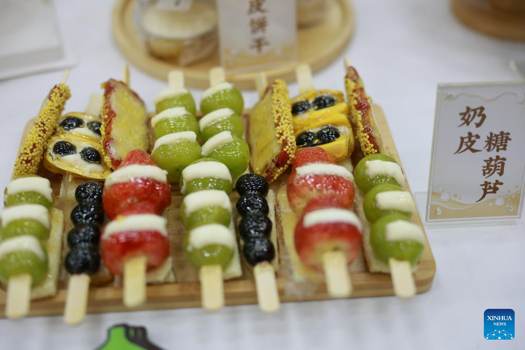 Foto bertarikh 19 Januari 2026 ini menunjukkan buah hawthorn cucuk bersalut gula yang dibuat dengan “naipi” atau kulit susu tradisional Mongol, di pekan Galutu di Wushen Banner, bandar Ordos, wilayah autonomi Mongolia Dalam, utara China. (Foto oleh Wang Dongxu/Xinhua)