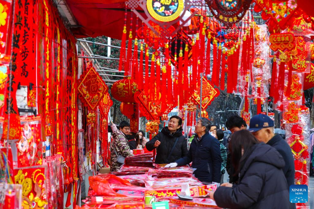 Orang ramai membeli barangan Tahun Baharu Cina di sebuah bazar jalan di kaunti Guangshan, bandar Xinyang, provinsi Henan, tengah China, 5 Februari 2026. (Xie Wanbo/Xinhua)