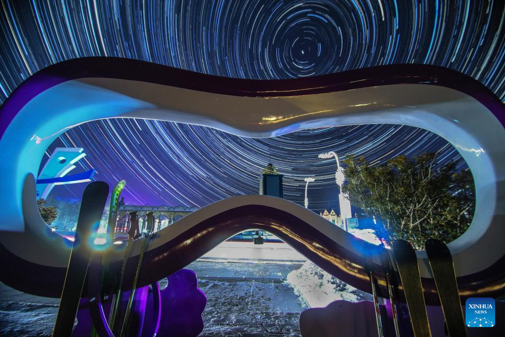 Foto komposit yang diambil pada 18 Januari 2026 ini memaparkan pemandangan langit berbintang di Resort Ski Yabuli, provinsi Heilongjiang, timur laut China. (Foto oleh Zeng Dong/Xinhua)