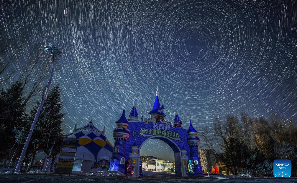 Foto komposit yang diambil pada 30 Disember 2026 ini memaparkan pemandangan langit berbintang di Resort Ski Yabuli, provinsi Heilongjiang, timur laut China. (Foto oleh Zeng Dong/Xinhua)