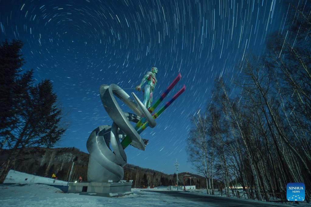 Foto komposit yang diambil pada 7 Februari 2026 ini memaparkan pemandangan langit berbintang di Resort Ski Yabuli, provinsi Heilongjiang, timur laut China. (Foto oleh Zeng Dong/Xinhua)