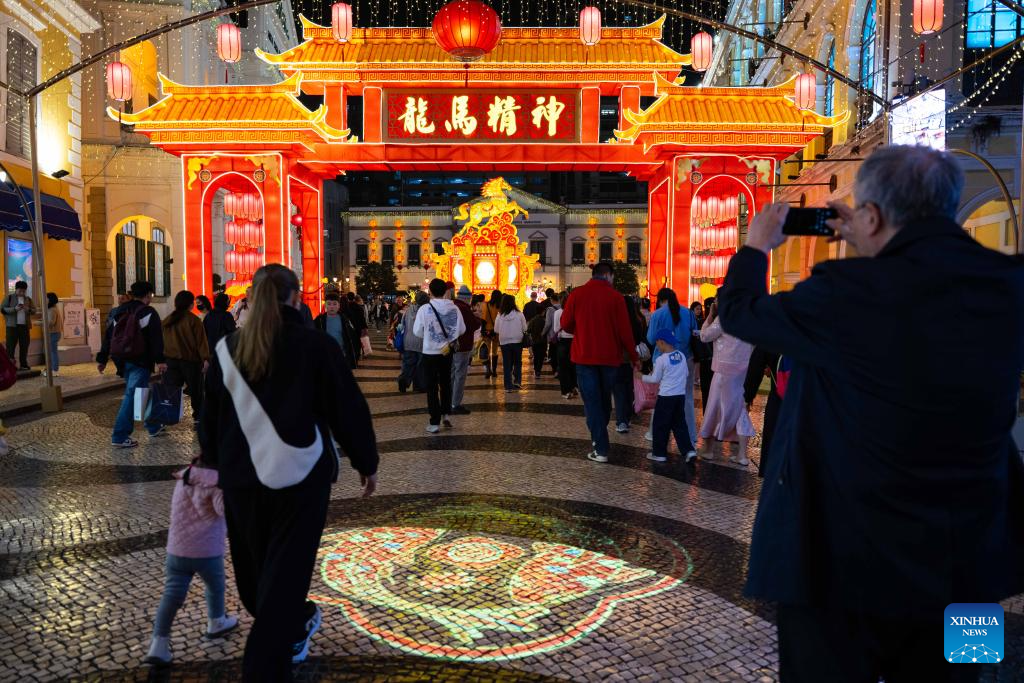 Hiasan perayaan menambah kemeriahan di Senado Square, Makau, selatan China, 7 Februari 2026. Hiasan-hiasan ini dipasang sempena Tahun Baharu Cina yang menjelang tiba. (Xinhua/Cheong Kam Ka)