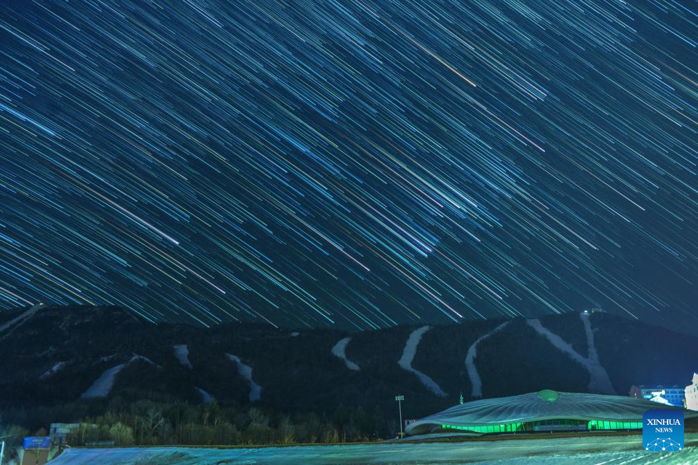 Foto komposit yang diambil pada 14 Disember 2026 ini memaparkan pemandangan langit berbintang di Resort Ski Yabuli, provinsi Heilongjiang, timur laut China. (Foto oleh Zeng Dong/Xinhua)
