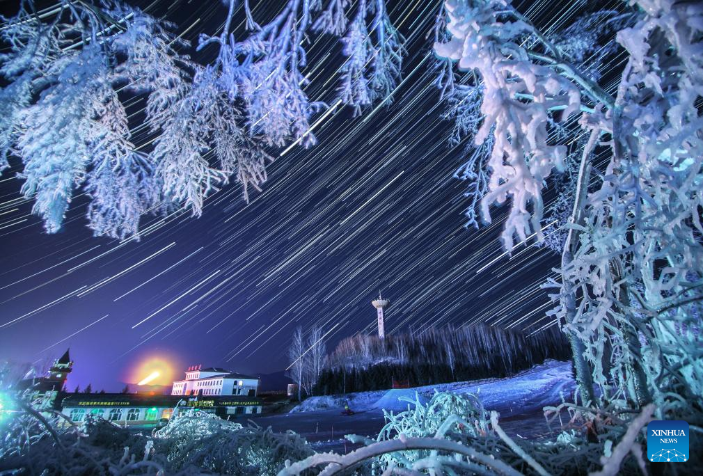 Foto komposit yang diambil pada 12 Disember 2026 ini memaparkan pemandangan langit berbintang di Resort Ski Yabuli, provinsi Heilongjiang, timur laut China. (Foto oleh Zeng Dong/Xinhua)