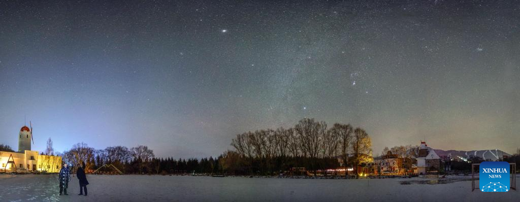 Foto komposit yang diambil pada 14 Disember 2026 ini memaparkan pemandangan langit berbintang di Resort Ski Yabuli, provinsi Heilongjiang, timur laut China. (Foto oleh Zeng Dong/Xinhua)