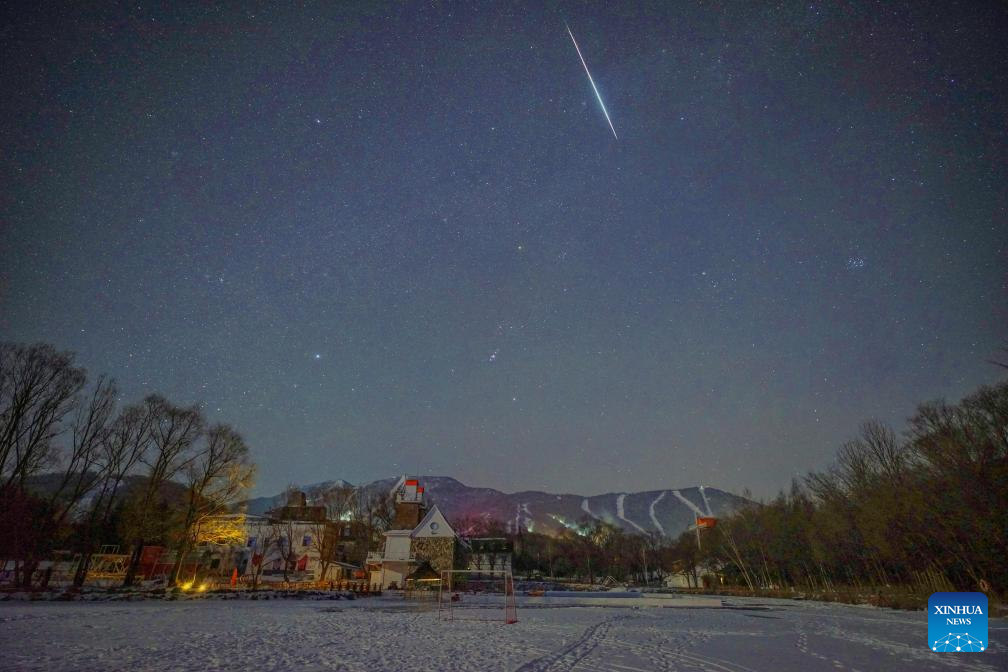 Foto komposit yang diambil pada 14 Disember 2026 ini memaparkan pemandangan langit berbintang di Resort Ski Yabuli, provinsi Heilongjiang, timur laut China. (Foto oleh Zeng Dong/Xinhua)