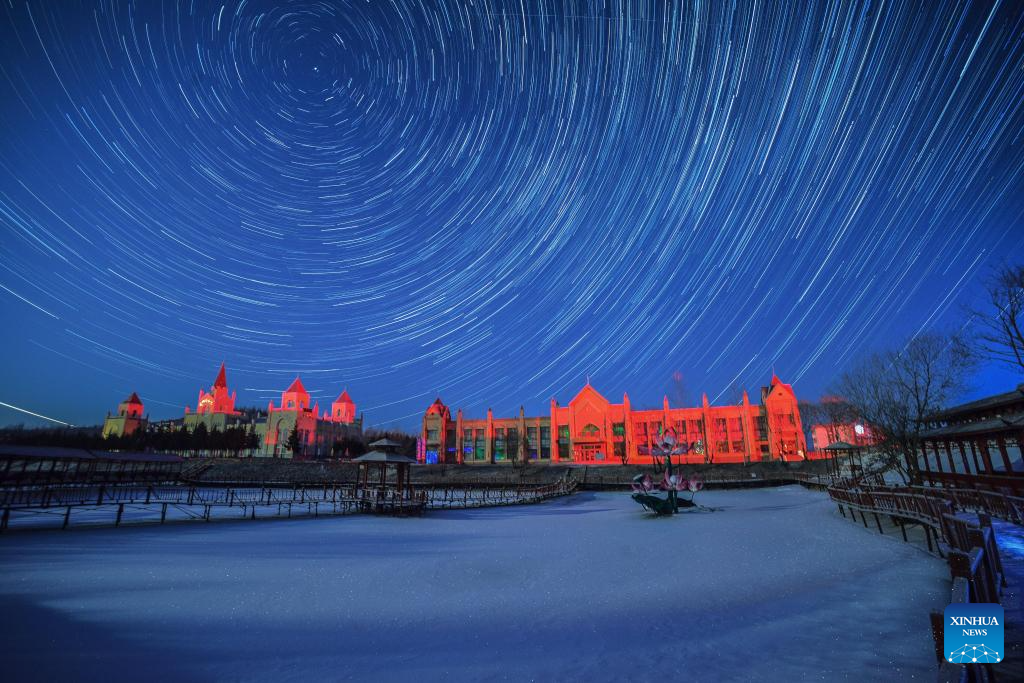 Foto komposit yang diambil pada 14 Disember 2026 ini memaparkan pemandangan langit berbintang di Stesen Kereta Api Selatan Yabuli, provinsi Heilongjiang, timur laut China. (Foto oleh Zeng Dong/Xinhua)