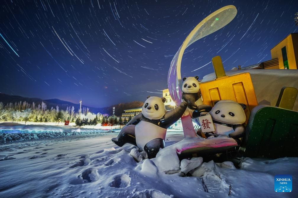 Foto komposit yang diambil pada 28 November 2026 ini memaparkan pemandangan langit berbintang di Resort Ski Yabuli, provinsi Heilongjiang, timur laut China. (Foto oleh Zeng Dong/Xinhua)