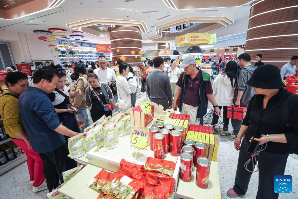 Pelanggan memilih barang di sebuah kedai barangan pengguna harian bebas cukai khas untuk penduduk tempatan dibuka di Haikou, provinsi Hainan, selatan China, 11 Februari 2026. (Xinhua/Zhang Liyun)