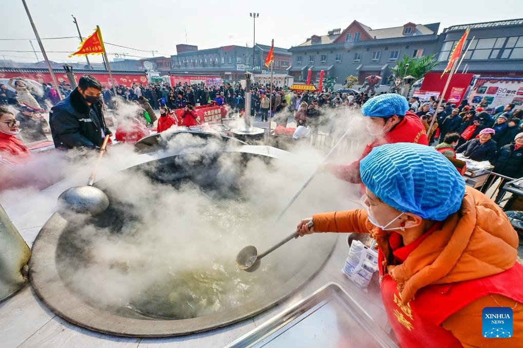 Pekerja memasak ladu dalam kuali besar di sebuah pasar di Tianjin, utara China, 10 Februari 2026. (Foto oleh Du Penghui/Xinhua)