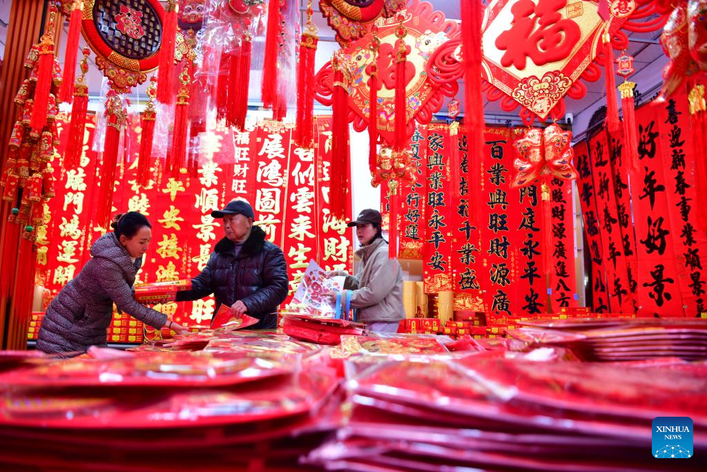 Orang ramai membeli hiasan Tahun Baharu Cina di sebuah pasar di bandar Jiande, provinsi Zhejiang, timur China, 13 Februari 2026. (Foto oleh Ning Wenwu/Xinhua)