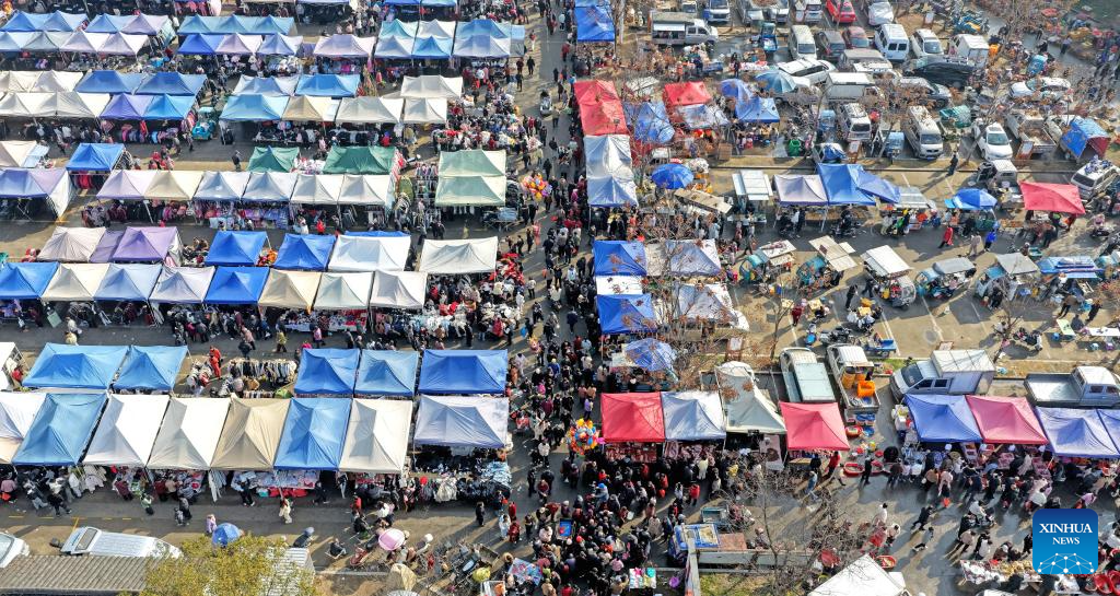 Foto dron menunjukkan orang ramai membeli barangan keperluan sambutan Tahun Baharu Cina di sebuah pasar di kaunti Xianju, bandar Taizhou, provinsi Zhejiang, timur China, 11 Februari 2026. (Foto oleh Wang Huabin/Xinhua)