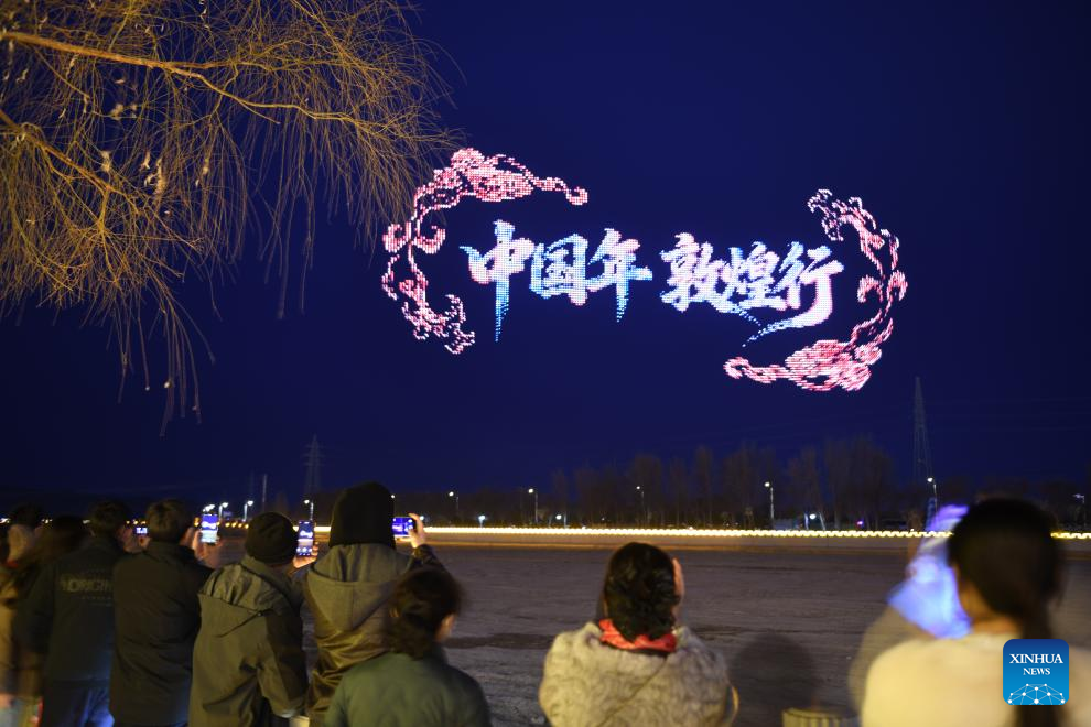 Orang ramai menonton pertunjukan dron di sebuah destinasi peranginan di Dunhuang, provinsi Gansu, barat laut China, 22 Februari 2026. (Foto oleh Gao Hongshan/Xinhua)