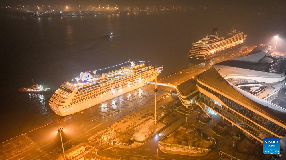 Foto dron bertarikh 3 Mac 2026 ini menunjukkan MS Regatta (kiri) berlabuh di Pelabuhan Asal Persiaran Antarabangsa Tianjin, utara China. (Xinhua/Sun Fanyue)